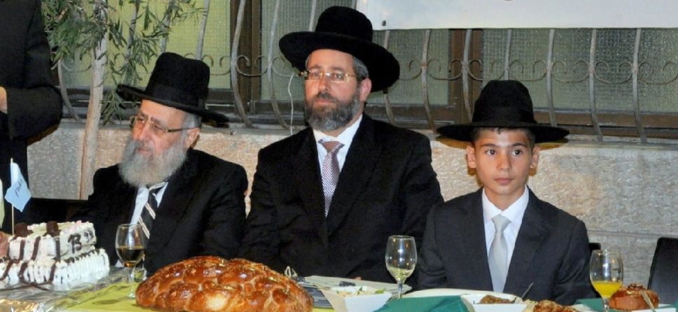 Les grands Rabbins d'Israël, le Rabbin Yitzhak Yossef (à gau.) et le Rabbin David Lau (à dr.), se joignent à une Bar Mitsva à l'Orphelinat.