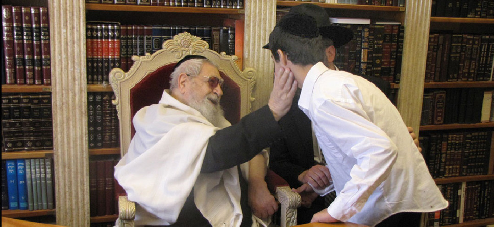 Rabbi Ovadia Yossef Za"l, le plus grand Rabbin sépharade du 20e siècle a une place spéciale dans le coeur de l'Orphelinat Zion. Ici, il salue les enfants de l'Ophelinat à son domicile à Jérusalem.