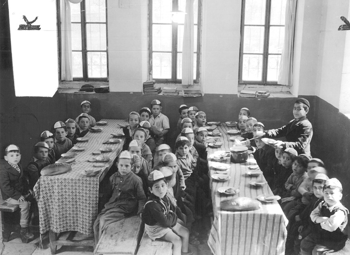 La cantine de l'Orphelinat de Zion dans les années 1930.