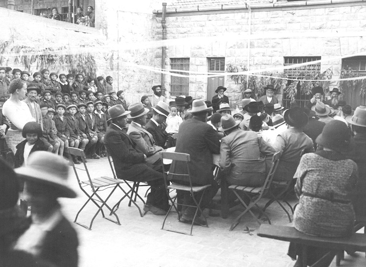 Le Grand Rabbin A.I. Kook faisant un discours à une Bar Mitsva d'un Orphelin de Zion.