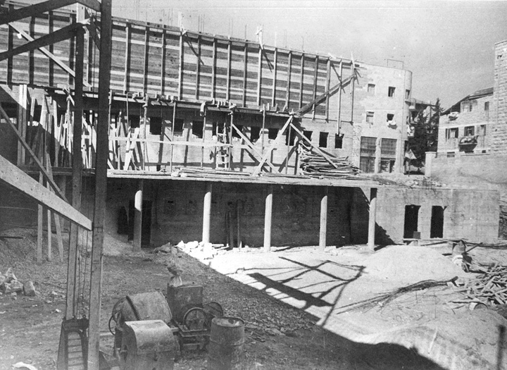 Constuction de l'emplacement actuel de l'Orphelinat de Zion, achevé en 1960. Le campus s...