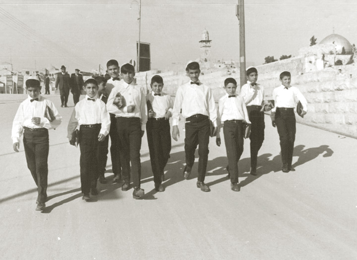 Les garçons de Zion marchent vers le Mur des Lamentations pour célébrer leur Bar Mitzvah.