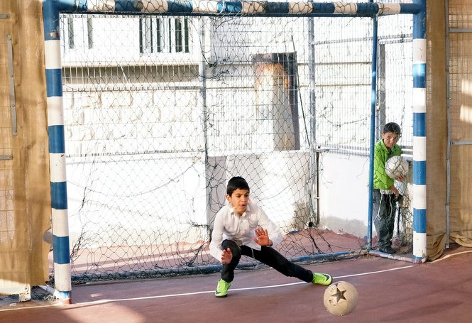 Les garçons de l'Orphelinat Zion aiment les activités de  champ de jeu sur le toit du campus.

Ce...