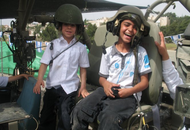 Les garçons de l'Orphelinat Zion ont vraiment apprécié une visite sur une base de l'armé...