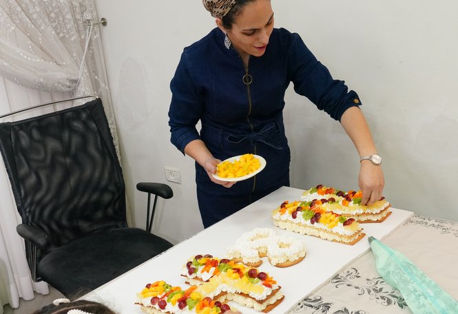 La mère d'une maison unité familiale prépare un délicieux gâteau d'anniversaire pour l'u...