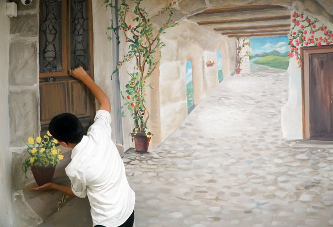 L'un des garçons de l'Orphelinat Zion apprécie un mur du campus nouvellement peint.