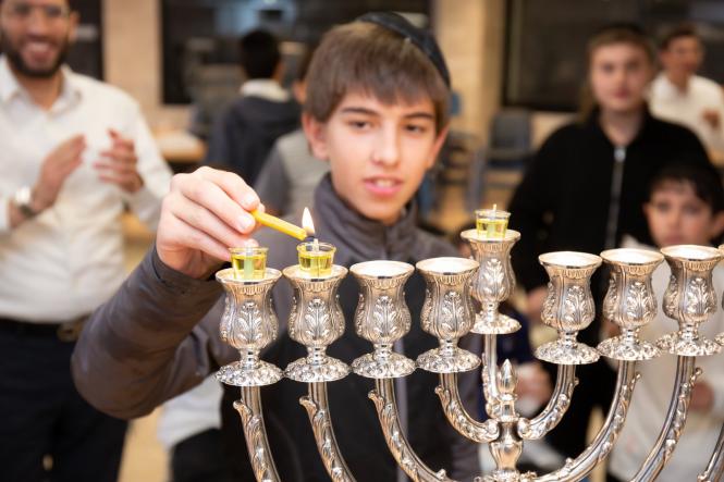 Les garçons de Zion vous souhaitent une luineuse et joyeuse fête de Hanoukkah