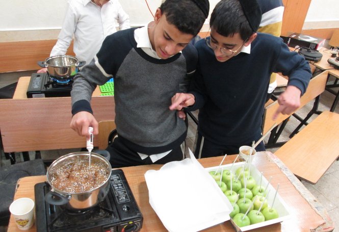 Durant les cours de cuisine de cette semaine les garçons de l'Orphelinat Zion ont aimé fair...