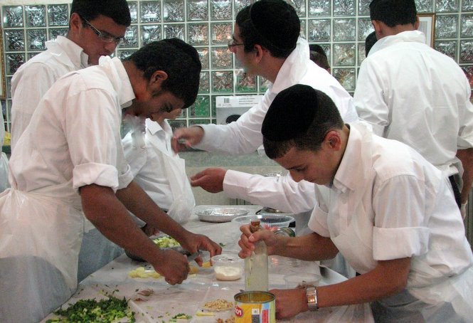 Nos garçons les plus âgés de l'Orphelinat Zion apprécient les cours de cuisine hebdomadaire...