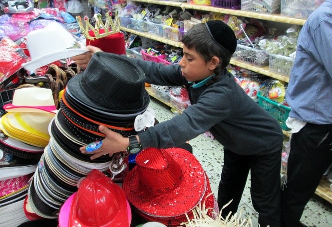 Alors que les garçons de l’Orphelinat Zion font leur derniers achats pour leur costume d...