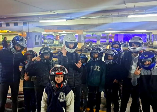 Quoi de plus grisant pour nos jeunes adolescents que des courses à bord de puissants kartings.
E...