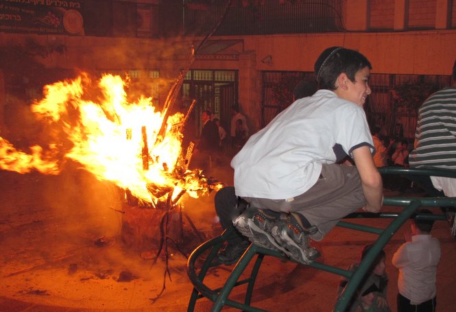 ילדי בית בלומנטל שמחים בל"ג בעומר.