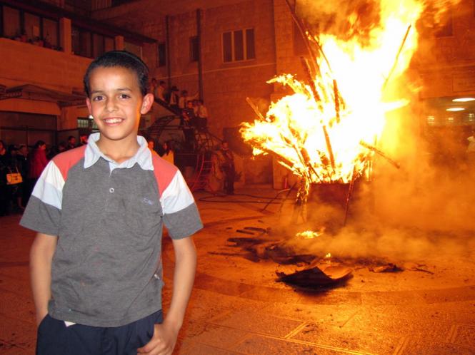 Sur la photo, l’un des garçons d’Or Zion profite de notre immense feu de joie que nou...