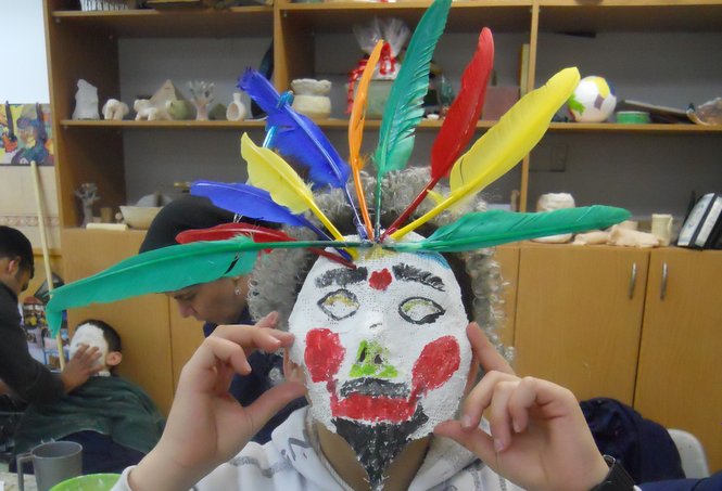 Les garçons de l'Orphelinat Zion s'appliquent à préparer leurs masques de Pourim en préparatio...