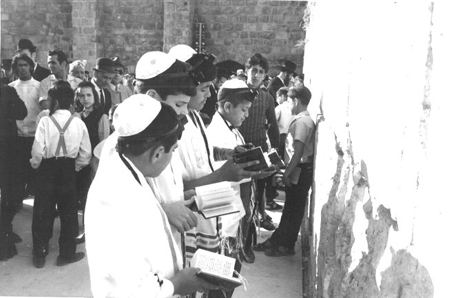 Prise il y a plus de 50 ans , cette photo montre un certain nombre de garçons ayant l'âg...