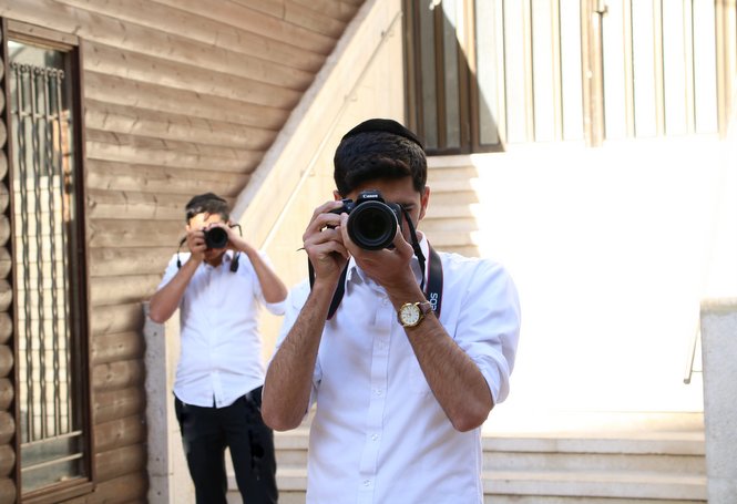 Un nouveau cours de photographie  a commencé il y a quelques semaines sur le campus de l’Orphelina...