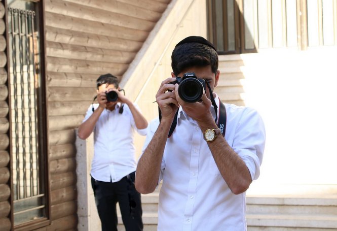 Les garçons de l'Orphelinat Zion en âge d'être au collège profitent d'un cours de photographie...