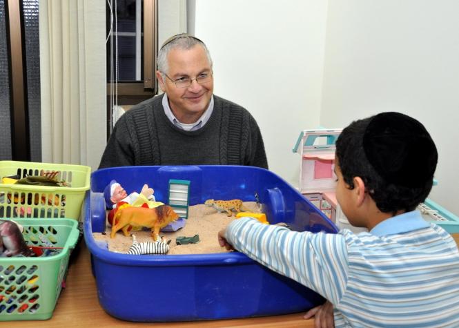 תרפיה באמצעות משחק עוזרת לזהות קשיים רגשיים בלתי פתורים...