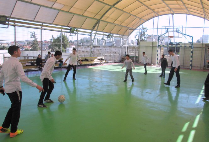 Des garçons de l'Orphelinat Zion profitent d'une partie de football sur le toit aménag...