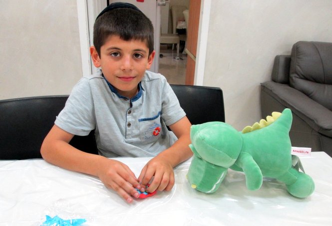 L'un des garçons de l'Orphelinat Zion passe un certain temps à se reposer dans son unit...