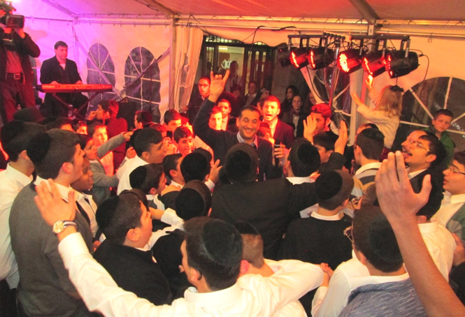 At a recent ZO Bar Mitzvah event, a popular Israeli singer stopped by to honor the Bar Mitzva...