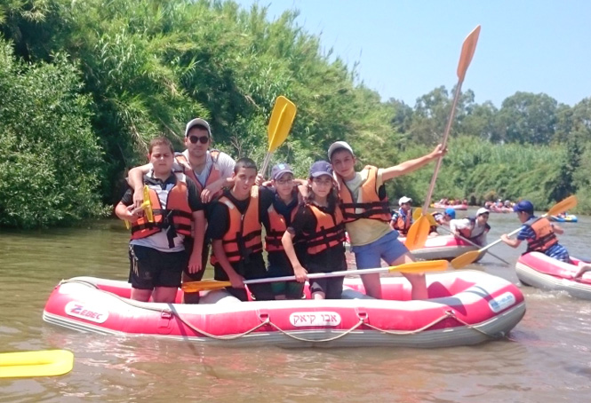 Un point fort du camp d'été annuel de l'Orphelinat Zion est le rafting sur le fleuve du Jourdain...