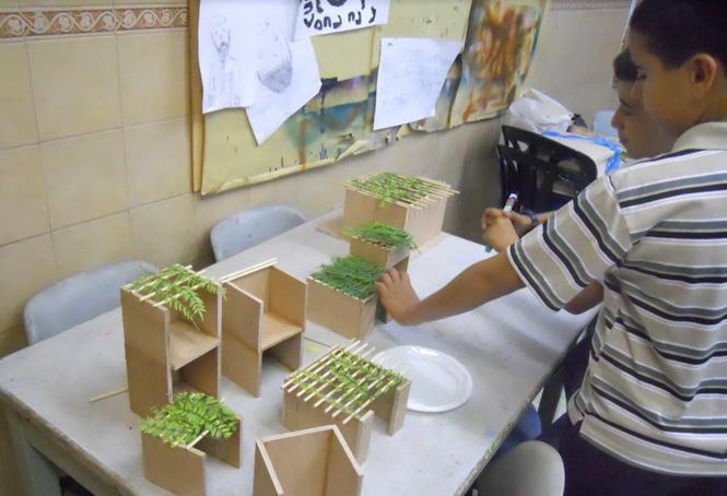 En prévision de la fête de Souccot, les garçons de Zion sont occupés par un projet artistique.