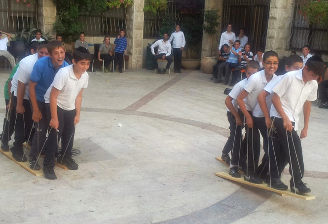 ניתן לחוש את האנרגיה באוויר בערב תחרויות קבוצתיו...