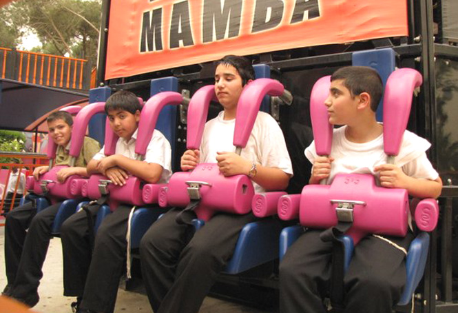 Un plaisir spécial est au printemps, une sortie au parc d'attractions local. Ici, les garçon...