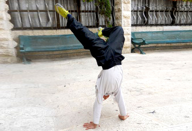 Après un jour stimulant à l'école, ce garçon de Zion apprécie de faire de la gymnastique.